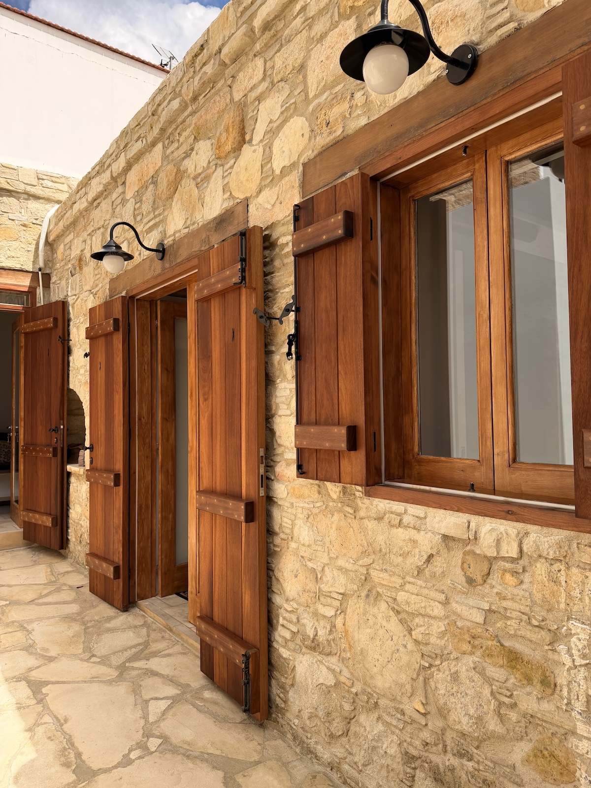 Το Μονόχωρον - Traditional décor