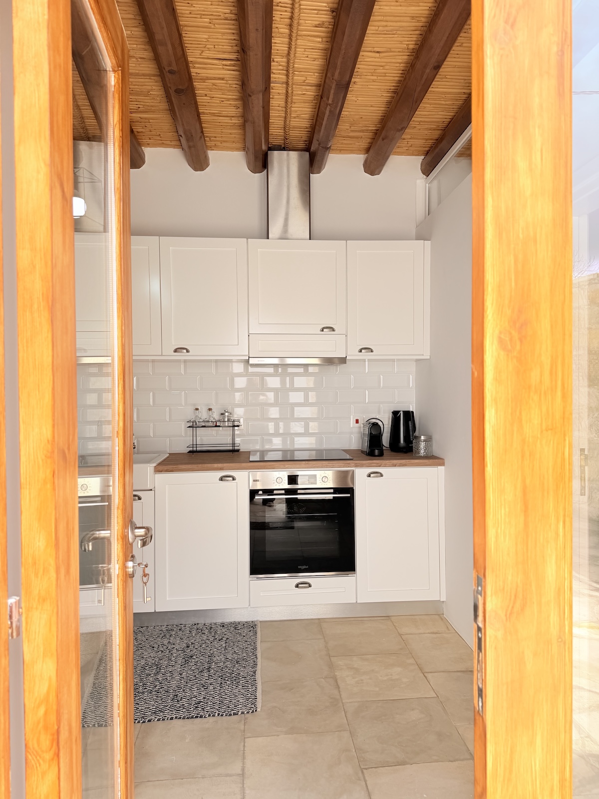 Το Μονόχωρον - Kitchen and dining