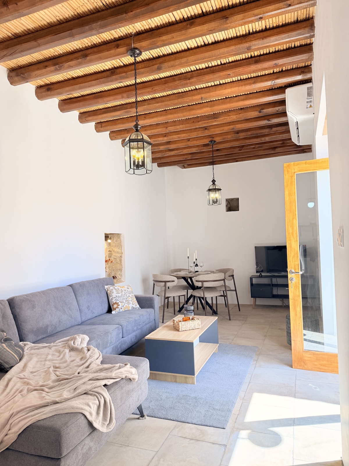 Το Μονόχωρον - Interior detail